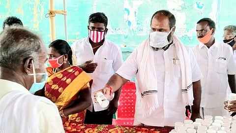 திருமங்கலம் பகுதியில் பொதுமக்களுக்கு கபசுர குடிநீர் சூரணம், முகக்கவசங்களை அமைச்சர் ஆர்.பி. உதயகுமார் வழங்கினார்.