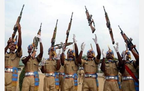 சிஆர்பிஎப், பிஎஸ்எப் உட்பட 5 துணை ராணுவப் படைகளில் 3-ம் பாலினத்தவருக்கு அதிகாரி பணியிடம்- மத்திய உள்துறை அமைச்சகம் பரிசீலனை