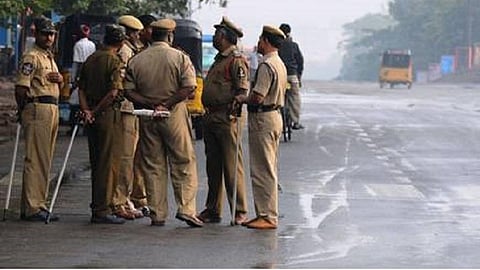 சாத்தான்குளம் சம்பவம் எதிரொலி: தமிழகத்தில் போலீஸார் நல்வாழ்வு திட்டங்களை 5 ஆண்டுகளுக்குத் தொடர வேண்டும்- உயர் நீதிமன்ற மதுரைக் கிளை உத்தரவு