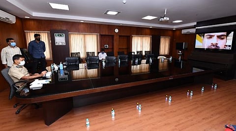 வாட்ஸ் அப் வீடியோ கால் புகார் : 34 பேர் காவல் ஆணையருடன் பேசினர்