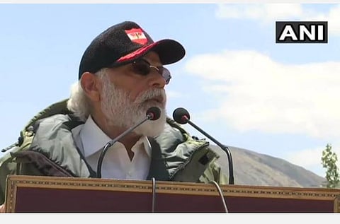 லடாக்கின் லே பகுதியில் உள்ள லிமுவில் வீரர்களிடம் உரையாற்றிய பிரதமர் மோடி : படம் | ஏஎன்ஐ.