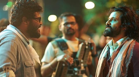 'கோப்ரா' படப்பிடிப்புத் தளத்தில் விக்ரமுடன் இயக்குநர் அஜய் ஞானமுத்து | கோப்புப் படம்.