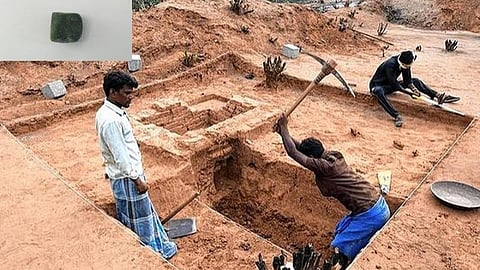 உள்படம்: அகரத்தில் நடந்த அகழாய்வில் கிடைத்த நீள வடிவ பச்சை நிற பாசி