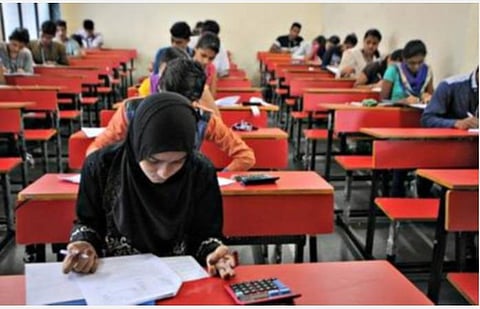 தமிழகத்தில் அனைத்து பட்டப்படிப்பு இறுதி செமஸ்டர் தேர்வுகளை ரத்து செய்யவேண்டும்: உயர் நீதிமன்றத்தில் வழக்கு