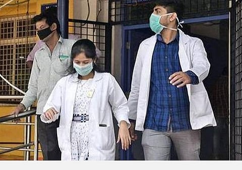 கரோனா களப்பணி; தேர்வுகள் நடைபெறாததும் விரைந்து ஊதியம் தராததும் மன உளைச்சலைத் தருகிறது: பயிற்சி மருத்துவர்கள் கூட்டமைப்பு வேதனை