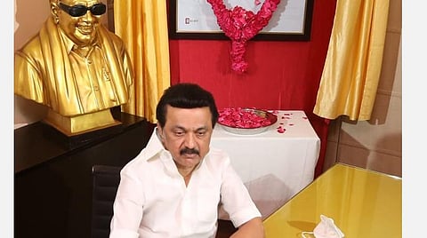 கலைஞர் சமாதிக்குச் சென்ற பிறகே சிகிச்சைக்குச் சென்றார்: ஜெ.அன்பழகன் படத்திறப்பு நிகழ்வில் ஸ்டாலின் கண்ணீர்