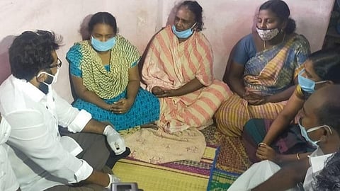 சாத்தான்குளம் வியாபாரிகள் குடும்பத்துக்கு சரத்குமார் நேரில் ஆறுதல்: ரூ.5 லட்சம் உதவித் தொகை வழங்கினார்