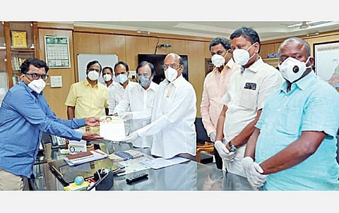 கரோனா பரிசோதனையை அதிகரிக்க கோரியும் தொற்று தடுப்பு பணி குறித்த தகவல்களை கேட்டும் திருவண்ணாமலை ஆட்சியர் கந்தசாமியிடம் மனு அளித்த திமுக முன்னாள் அமைச்சர் எ.வ.வேலு உள்ளிட்டோர். 