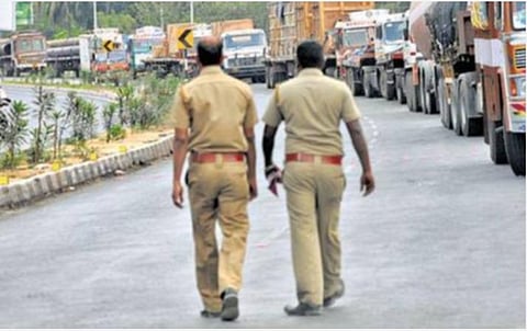 தவறு செய்யும் போலீஸார் மீது புகார் அளிக்க தனி அமைப்பு: உச்ச நீதிமன்ற உத்தரவை பின்பற்றுமா தமிழகம்?