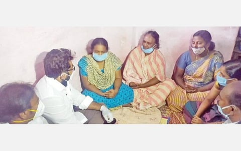 சாத்தான்குளம் வியாபாரிகள் குடும்பத்தினருக்கு ஆறுதல் கூறிய அகில இந்திய சமத்துவ மக்கள் கட்சித் தலைவர் சரத்குமார்.