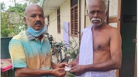 மாத்திரைகளை வழங்கும் மெடிக்கல் சிவா.