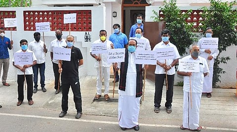 தன் வீட்டின் முன் ஆர்ப்பாட்டத்தில் ஈடுபட்ட வைகோ.