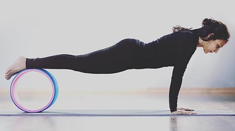 இணையம் வழியே யோகா பயிற்சி அளிக்கும் ஐஸ்வர்யா தனுஷ்