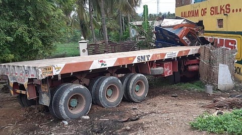 விபத்துக்குள்ளான கண்டெய்னர் லாரி.