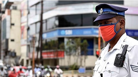 கோவையில், உடையில் பொருத்தக்கூடிய கேமராவை சட்டையில் பொருத்தி கண்காணிப்புப் பணியில் ஈடுபட்டுள்ள காவலர்.