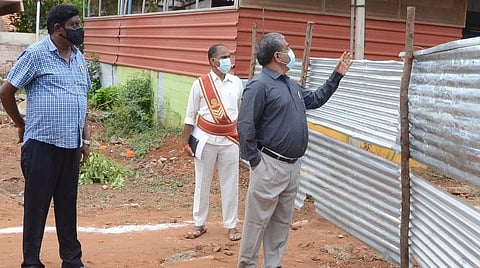 கோவை குனியமுத்தூரில் தனிமைப்படுத்தப்பட்ட பகுதியில் ஆய்வு மேற்கொண்ட மாவட்ட ஆட்சியர் கு.ராசாமணி.