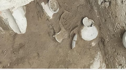 அகரத்தில் நடந்த அகழாய்வில் கிடைத்த பானைகள்.