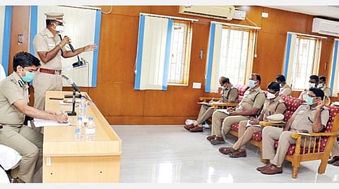 தூத்துக்குடியில் நடைபெற்ற உதவி ஆய்வாளர்களுக்கான அறிவுரை கூட்டத்தில் பேசிய காவல் கண்காணிப்பாளர் ஜெயக்குமார். உடன் டிஐஜி பிரவீன்குமார் அபிநபு.