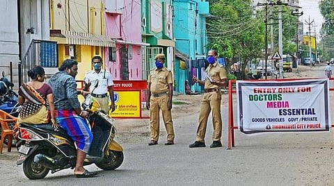 தென் மாவட்டங்களில் தளர்வில்லா ஊரடங்கு: வெறிச்சோடிய சாலைகள்