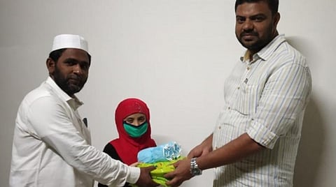 கரோனாவால் இறந்தவர்களின் உடலை அடக்கம் செய்யும் எஸ்டிபிஐயினருக்கு உண்டியல் பணத்தை தானமாகக் கொடுத்த சிறுமி