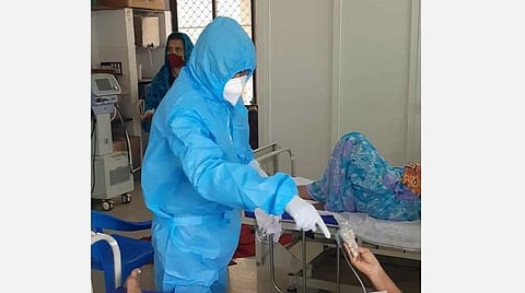 திருச்சி மகாத்மா காந்தி நினைவு அரசு மருத்துவமனை கரோனா வார்டில் நோயாளிகளிடம் உடல் நலன் குறித்து விசாரிக்கிறார் மாவட்ட சித்த மருத்துவ அலுவலர் எஸ்.காமராஜ்.