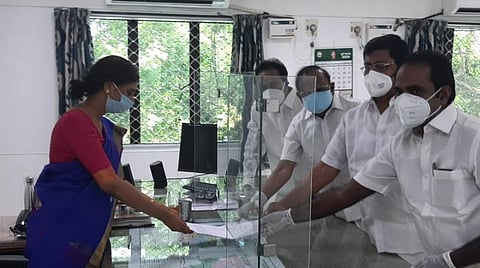 புதுக்கோட்டை ஆட்சியரிடம் மனுவை அளித்த திமுகவினர்.