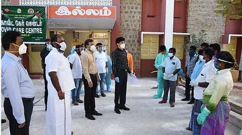 மதுரை விவசாயக் கல்லூரியில் கோவிட் கேர் சென்டரை ஆய்வு செய்த அமைச்சர் ஆர்.பி. உதயகுமார், அங்குள்ளவர்களிடம் நலம் விசாரித்தார். சுகாதாரத்துறை செயலர் ராதா கிருஷ்ணன், ஆட்சியர் வினய் உள்ளிட்டோர் உடனிருந்தனர்.