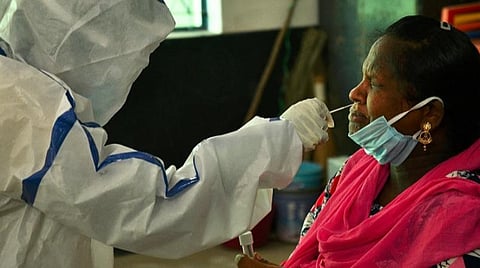 தூத்துக்குடி பிரையண்ட் நகரில் மாநகராட்சி சார்பில் நடைபெற்ற சிறப்பு கரோனா முகாமில் பெண்ணிடம் கரோனா பரிசோதனைக்காக மாதிரி சேகரித்த பணியாளர். படம்: என்.ராஜேஷ்