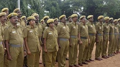 அணிவகுத்து நிற்கும் ஊர்க்காவல் படையினர்( கோப்புப் படம் )