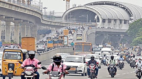 சென்னை உள்ளிட்ட 4 மாவட்டங்களில் நேற்று முதல் சில கட்டுப்பாடுகளுடன் ஊரடங்கு தளர்த்தப்பட்டது. இதனால் சென்னை விமான நிலைய பகுதி மேம்பாலத்தில் வழக்கமான போக்குவரத்து நெரிசலை காண முடிந்தது. படம்: எம்.முத்துகணேஷ்