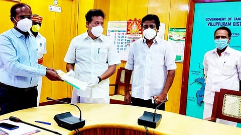 விழுப்புரம் ஆட்சியர் அண்ணாதுரையிடம் பொன்முடி எம்எல்ஏ மனு ஒன்றை அளித்தார்.