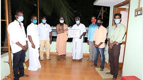 கோயிலுக்கு வரும் பக்தர்களுக்காகக் கரோனா விழிப்புணர்வுப் பிரசுரம்!- கும்பகோணத்தில் ஏற்பாடு