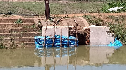 கல்லணைக் கால்வாயின் கதவணை உடைந்தது.