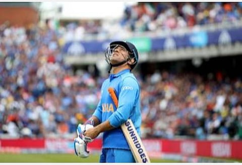 நெட்டிசன் நோட்ஸ்: தோனி பிறந்த நாள் - சாதனைக்காரன்!