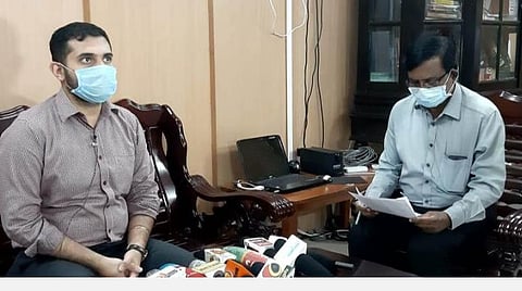 செய்தியாளர்களிடம் பேசிய ஆட்சியர் அர்ஜூன் சர்மா, உடன் நலவழித்துறை நோய்த் தடுப்புப் பிரிவு துணை இயக்குநர் டாக்டர் கே.மோகன்ராஜ்.