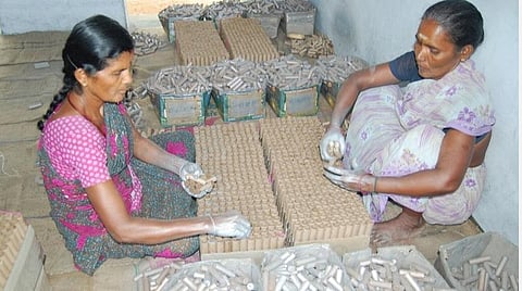 நாளை முதல் 19-ம் தேதி வரை அனைத்து பட்டாசு ஆலைகளும் மூடல்: தமிழ்நாடு பட்டாசு மற்றும் கேப்வெடி உற்பத்தியாளர்கள் சங்கம் அறிவிப்பு