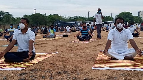 மன அழுத்தத்தைக் குறைக்க திண்டுக்கல் போலீஸாருக்கு யோகா பயிற்சி: டிஐஜி முத்துச்சாமி பங்கேற்பு