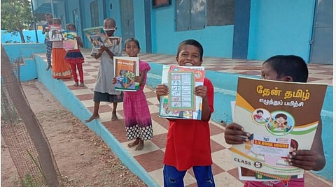 பலூன், கதைகளோடு மாணவர்களைத் தேடிச் செல்லும் கல்வித் தொண்டர்கள்!- பள்ளிக் கல்விப் பாதுகாப்பு இயக்கத்தின் புதிய முயற்சி