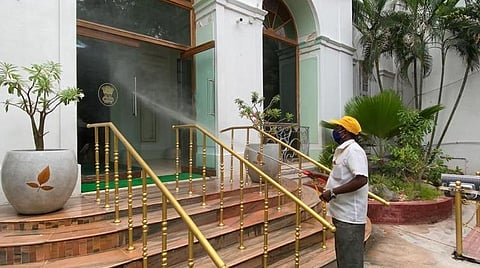 புதுச்சேரி ஆளுநர் மாளிகை அலுவலக ஊழியருக்கு கரோனா; 48 மணி நேரம் ராஜ்நிவாஸ் மூடல்: கிரண்பேடிக்குப் பரிசோதனை