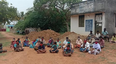 விஏஓ சஸ்பெண்ட் செய்யப்பட்டதற்கு மணல் கடத்தல் கும்பல் காரணமா?- கிராம மக்கள் போராட்டம் நடத்தியதால் பரபரப்பு