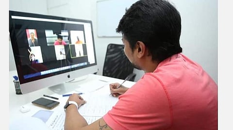 திருச்சி தெற்கு மாவட்ட திமுக இளைஞரணியினரிடம் காணொலி காட்சி மூலம் நேர்காணல் நடத்தி உதயநிதி ஸ்டாலின்.
உதயநிதி ஸ்டாலின் நடத்திய நேர்காணலில் பங்கேற்ற திருச்சி தெற்கு மாவட்ட திமுக இளைஞரணியினர்.