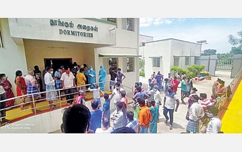 எழிச்சூர் கரோனா சிகிச்சை மையத்தில் வாக்குவாதத்தில் ஈடுபட்ட நோயாளிகள்.