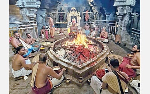 உலக நன்மைக்காக காஞ்சிபுரம் காமாட்சி அம்மன் கோயிலில் நடைபெறும் மகா யாகம்.