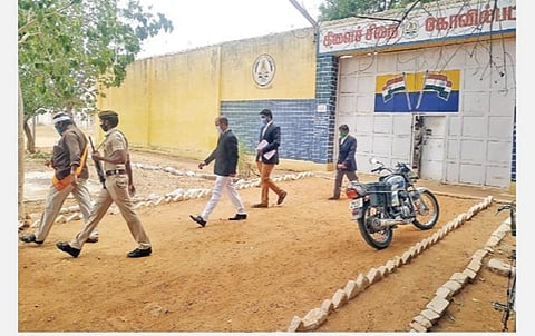 கோவில்பட்டி கிளைச் சிறையில் விசாரணை நடத்திவிட்டு வெளியே வந்த குற்றவியல் நீதித்துறை நடுவர் பாரதிதாசன்.