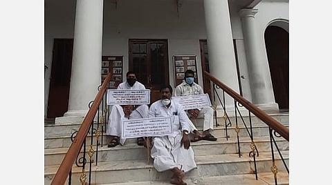 அதிமுக எம்எல்ஏக்கள் தர்ணா