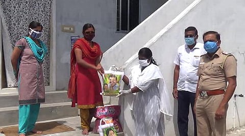 தேவையான உணவுப் பொருட்கள் நாமக்கல் மாவட்ட குழந்தைகள் பாதுகாப்பு அலுவலர் மூலம் வழங்கப்பட்டது.