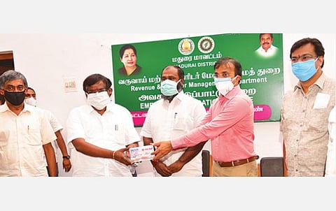 மதுரையில் காய்ச்சல் கண்டறியும் தெர்மல் ஸ்கேனர்கள் உள்ளிட்ட சாதனங்களை அமைச்சர் ஆர்.பி.உதயகுமார் முன்னிலையில் ஆட்சியர் டி.ஜி. வினய்யிடம் வழங்கினார் தமிழ்நாடு தொழில் வர்த்தக சங்கத் தலைவர் ஜெகதீசன்.