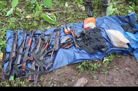 கிளர்ச்சியாளர்களிடம் இருந்து பறிமுதல் செய்யப்பட்ட ஆயுதங்கள் : படம் | ஏஎன்ஐ.