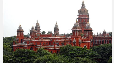 நீதிமன்ற உத்தரவை மீறி ஊழியர் பணியிடை நீக்கம்: தருமபுரி சுகாதாரத் துறை அதிகாரி காணொலிக் காட்சி மூலம் ஆஜராக உயர் நீதிமன்றம் உத்தரவு