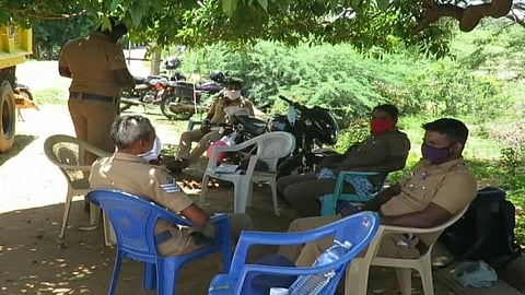 திருப்பத்தூர் அருகே கரோனா அச்சத்தால் மரத்தடியில் செயல்பட்ட காவல்நிலையம்